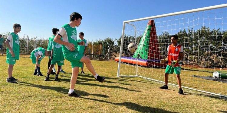 Escola Municipal José Bento, na Boca da Mata, ganha campo de futebol revitalizado
