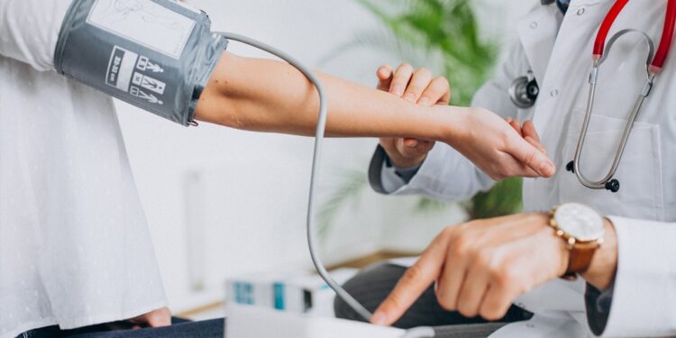 Prefeitura de Araxá abre vagas para auxiliares, motoristas e técnicos de laboratório e de enfermagem