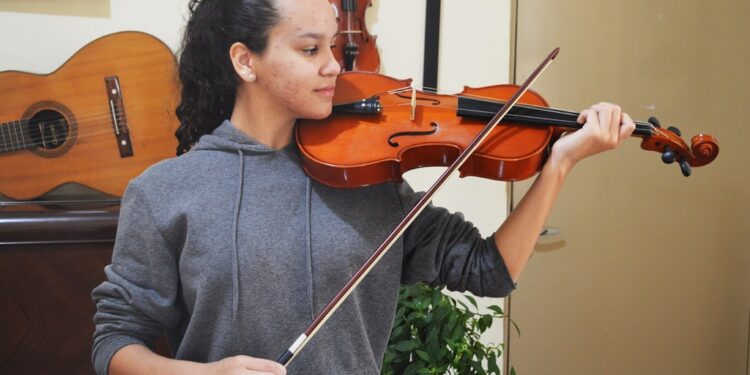 Escola Municipal de Música está com 20 vagas abertas para aulas gratuitas de violino