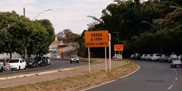 Prefeitura de Araxá inicia duplicação do viaduto da avenida Hitalo Ros; Implantação de Semáforo será temporária. Fique atento às demais alterações no trânsito durante as obras.