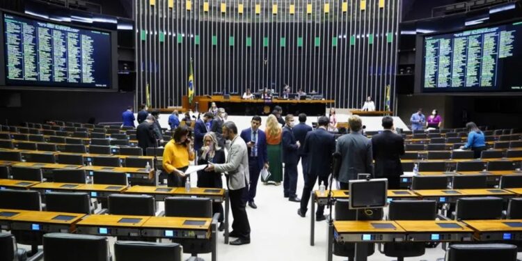 1 a cada 5 deputados duplica patrimônio em 4 anos; 69% estão melhores hoje que em 2018