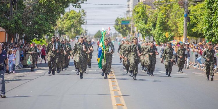 Desfile Cívico marca as comemorações do 7 de Setembro em Araxá
