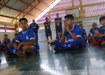 Alunos do projeto Lobinho recebem palestra sobre a importância do esporte na formação das pessoas