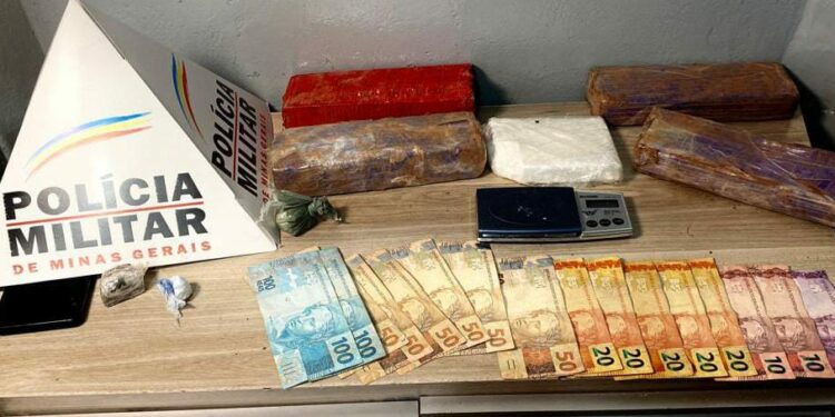 EM ARAXÁ/MG POLÍCIA MILITAR REALIZA PRISÃO DE SUSPEITO POR TRÁFICO ILÍCITO DE DROGAS