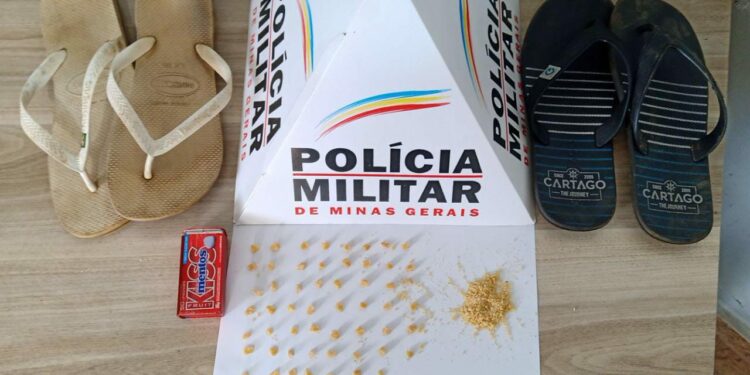 EM ARAXÁ/MG POLÍCIA MILITAR REALIZA PRISÃO DE SUSPEITOS POR TRÁFICO ILÍCITO DE DROGA