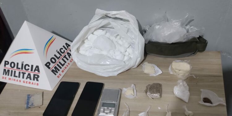 EM ARAXÁ/MG POLÍCIA MILITAR REALIZA PRISÃO DE SUSPEITOS POR TRÁFICO ILÍCITO DE DROGAS