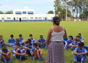 Alunos do projeto Dínamo Lobinho Transformando Vidas recebem palestra sobre a importância da Nutrição