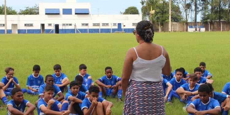 Alunos do projeto Dínamo Lobinho Transformando Vidas recebem palestra sobre a importância da Nutrição