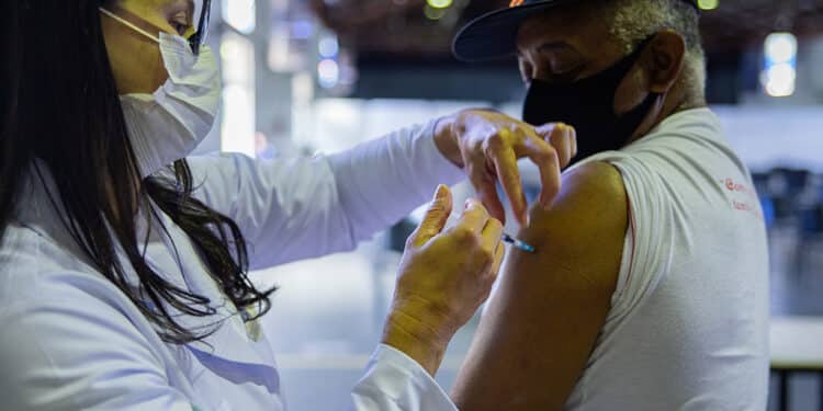 Vacinação com a Pfizer bivalente continua nesta terça em Araxá