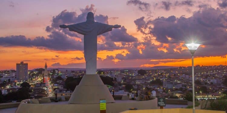 Araxá se destaca em ranking dos municípios com maior renda média de Minas Gerais