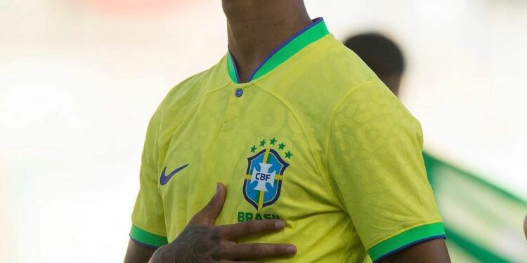 Arthur, ex-lateral direito do Dínamo é convocado para a Seleção Brasileira principal