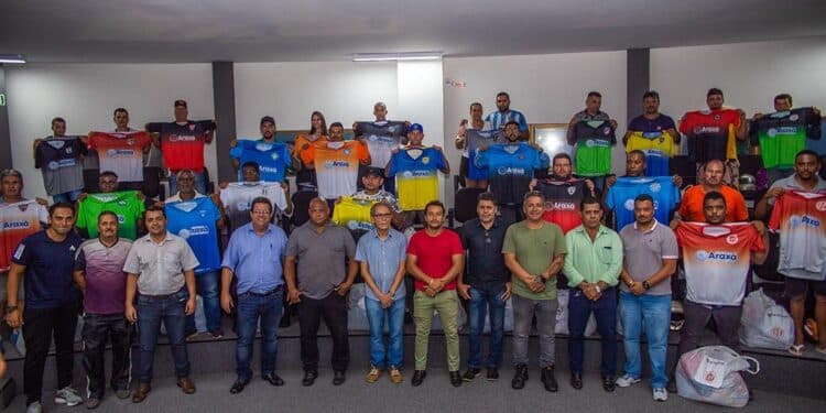 Prefeitura de Araxá entrega uniformes para clubes amadores e rurais
