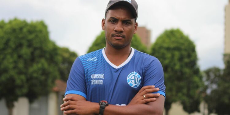 Dínamo anuncia Robert Carlos como novo técnico da categoria sub-17