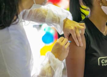 Saúde convoca população de 12 a 59 anos para vacina monovalente contra a Covid-19 nesta segunda (6); confira outros públicos