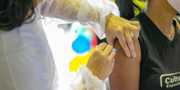 Saúde convoca população de 12 a 59 anos para vacina monovalente contra a Covid-19 nesta segunda (6); confira outros públicos