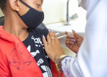 Saúde convoca população de 12 a 59 anos para vacina monovalente contra a Covid-19 nesta segunda (13); confira outros públicos