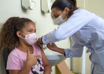 Saúde convoca população de 12 a 59 anos para vacina monovalente contra a Covid-19 nesta quinta (16); confira outros públicos