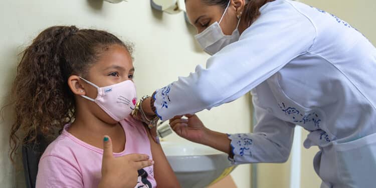 Saúde convoca população de 12 a 59 anos para vacina monovalente contra a Covid-19 nesta quinta (16); confira outros públicos