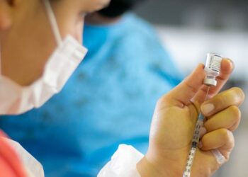 Aplicação da vacina bivalente contempla população 60+ nesta sexta (17) em Araxá; confira outros públicos