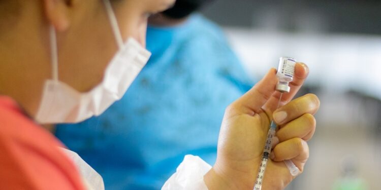 Aplicação da vacina bivalente contempla população 60+ nesta sexta (17) em Araxá; confira outros públicos