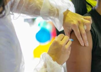 Saúde convoca população de 12 a 59 anos para vacina monovalente contra a Covid-19 nesta segunda (20); confira outros públicos