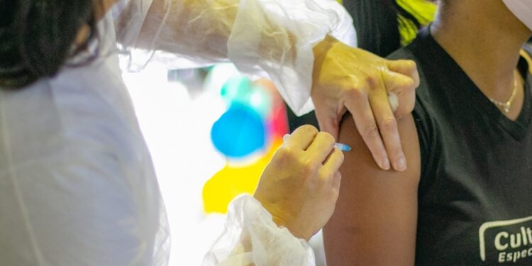 Saúde convoca população de 12 a 59 anos para vacina monovalente contra a Covid-19 nesta segunda (20); confira outros públicos