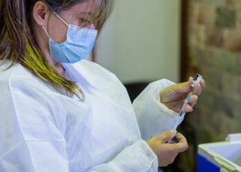 Aplicação da vacina bivalente contempla profissionais da saúde nesta terça (21) em Araxá; confira outros públicos