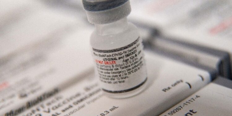 Prefeitura de Araxá aguarda nova remessa de doses para continuar aplicação da vacina bivalente