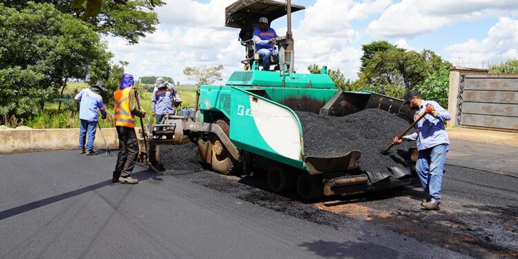 Bairro Parque das Flores recebe recapeamento asfáltico após 30 anos