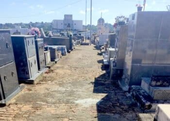 Secretaria de Serviços Urbanos realiza manutenção geral nos cemitérios de Araxá