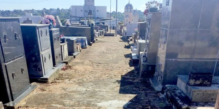 Secretaria de Serviços Urbanos realiza manutenção geral nos cemitérios de Araxá