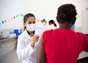 Vacinação bivalente passa a ser aplicada em pessoas a partir de 18 anos em Araxá; confira outros públicos