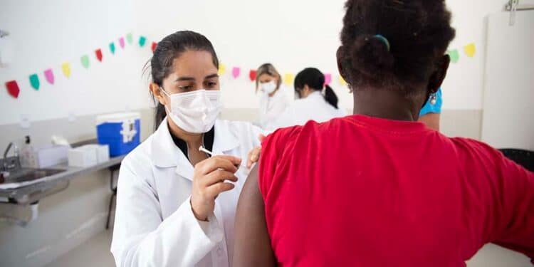 Vacinação bivalente passa a ser aplicada em pessoas a partir de 18 anos em Araxá; confira outros públicos