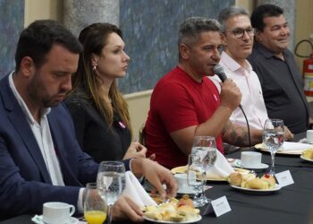 Prefeito se reúne com governador e lideranças da região
