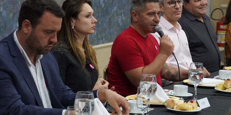 Prefeito se reúne com governador e lideranças da região