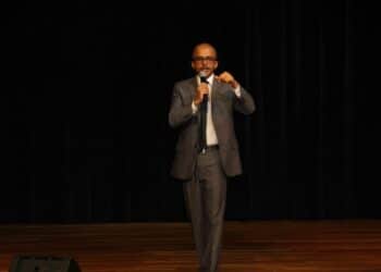 Colégio São Domingos amplia debate sobre bullying e cyberbullying envolvendo pais, alunos e professores na discussão