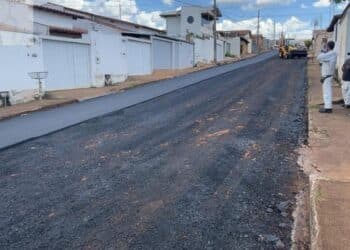 Rua do bairro Leblon recebe recapeamento asfáltico após 20 anos de espera