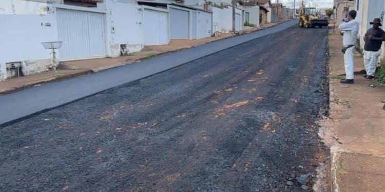 Rua do bairro Leblon recebe recapeamento asfáltico após 20 anos de espera