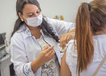 Aplicação da vacina bivalente contempla profissionais da saúde nesta quarta (12) em Araxá; confira outros públicos