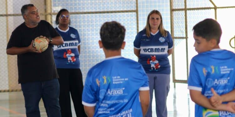 Alunos do projeto Lobinho Transformando Vidas recebem palestra sobre os perigos das redes sociais nos dias atuais