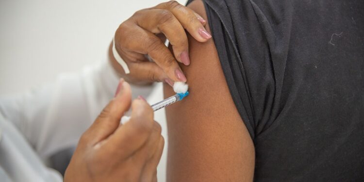 Saúde convoca população de 12 a 17 anos para vacina monovalente contra a Covid-19 nesta terça (2); confira outros públicos