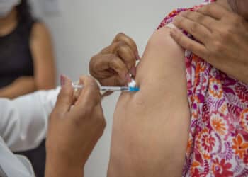 Saúde convoca população de 12 a 17 anos para vacina monovalente contra a Covid-19 nesta quinta (4); confira outros públicos