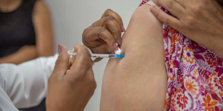 Saúde convoca população de 12 a 17 anos para vacina monovalente contra a Covid-19 nesta quinta (4); confira outros públicos