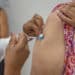 Aplicação da vacina bivalente contempla público maior de 18 anos nesta quarta (24) em Araxá; confira outros públicos