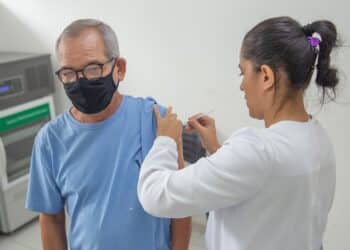 Aplicação da vacina bivalente contempla público maior de 18 anos nesta terça (2) em Araxá; confira outros públicos