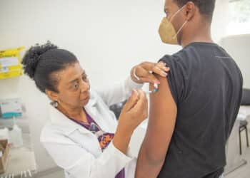 Aplicação da vacina bivalente contempla público maior de 18 anos nesta terça (9) em Araxá; confira outros públicos