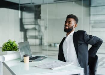 Cuidar da postura pode prevenir doenças e melhorar o rendimento no trabalho