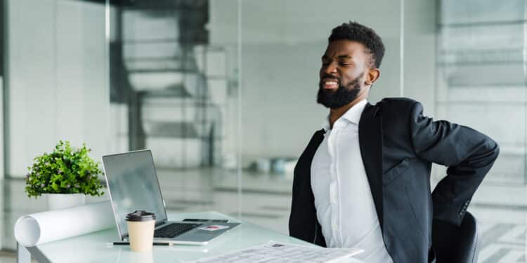 Cuidar da postura pode prevenir doenças e melhorar o rendimento no trabalho