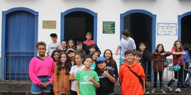 Projeto Raízes promove a visita de 80 alunos de Uberaba e Uberlândia aos pontos turísticos de Araxá