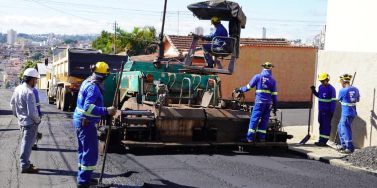 Prefeitura de Araxá realiza recapeamento asfáltico em quatro bairros da cidade